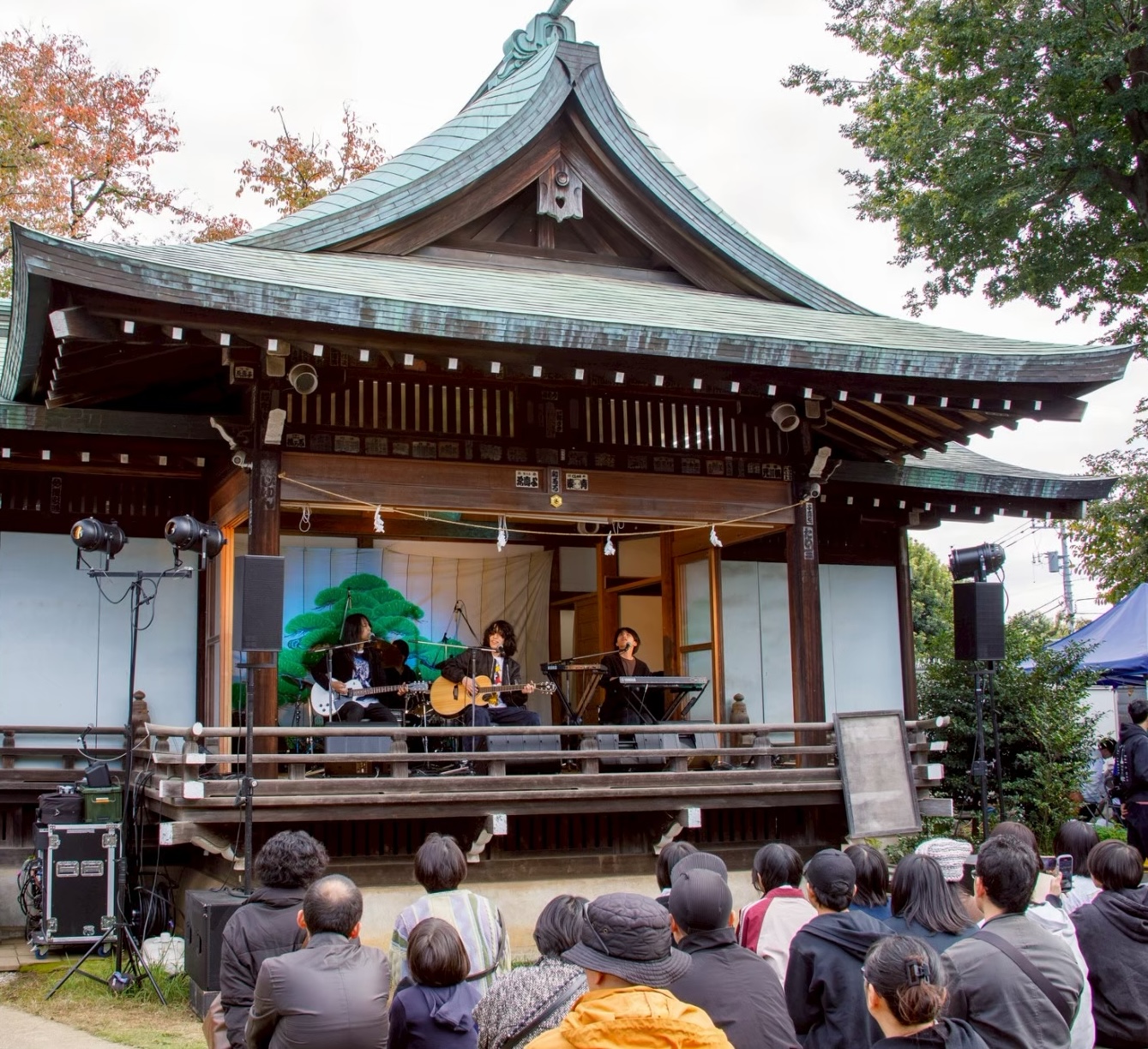 神楽殿のステージで演奏するバンドと観客